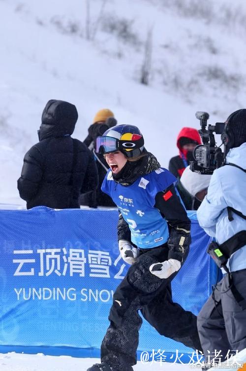 谷爱凌晒赛场内外九宫格，完成U型场地世界杯三连冠